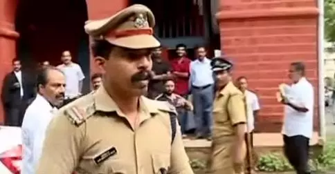 പെരുമാറ്റദൂഷ്യം: എസ്ഐ വിമോദിനെതിരെ അഭിഭാഷക നേതാവ് പെരുമാറ്റദൂഷ്യം: എസ്ഐ വിമോദിനെതിരെ അഭിഭാഷക നേതാവ്