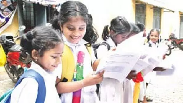 പാഠപുസ്തകങ്ങളുടെ ഫോട്ടോസ്റ്റാറ്റ് വിതരണവുമായി പ്രതിപക്ഷ യുവജനസംഘടനകള്‍