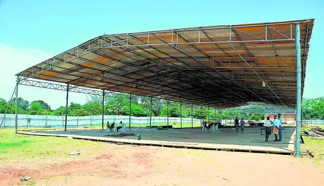 ഉപരാഷ്ട്രപതിയുടെ സന്ദര്‍ശനം; കുടുംബശ്രീ സരസ് മേളയുടെ നിര്‍മ്മിച്ചുകൊണ്ടിരിക്കുന്ന വേദി പൊളിച്ചുമാറ്റുന്നു