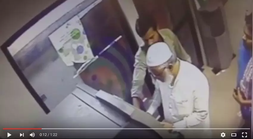 എടിഎം കൊള്ളസംഘത്തിന്റെ മോഷണരീതി വ്യക്തമാക്കുന്ന വീഡിയോ പൊലീസ് പുറത്തുവിട്ടു എടിഎം കൊള്ളസംഘത്തിന്റെ മോഷണരീതി വ്യക്തമാക്കുന്ന വീഡിയോ പൊലീസ് പുറത്തുവിട്ടു