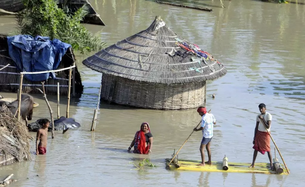ശൌചാലയമില്ല, സ്വകാര്യതയില്ല...വെള്ളപ്പൊക്കം വിതച്ച ദുരിതത്തില് ബിഹാറിലെ സ്ത്രീകള് ശൌചാലയമില്ല, സ്വകാര്യതയില്ല...വെള്ളപ്പൊക്കം വിതച്ച ദുരിതത്തില് ബിഹാറിലെ സ്ത്രീകള്