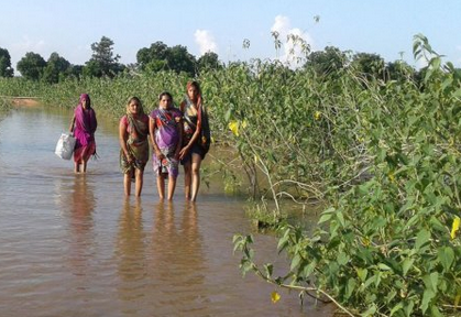 വാഹനമില്ല, പ്രസവ വേദനയുമായി പൂര്‍ണ്ണ ഗര്‍ഭിണി നടന്നത് ആറ് കിലോ മീറ്റര്‍