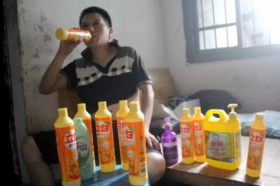 ഡിറ്റര്ജന്റു് ലായനികള് കുടിച്ച് ജീവിക്കുന്ന ഒരു മനുഷ്യന് ഡിറ്റര്ജന്റു് ലായനികള് കുടിച്ച് ജീവിക്കുന്ന ഒരു മനുഷ്യന്