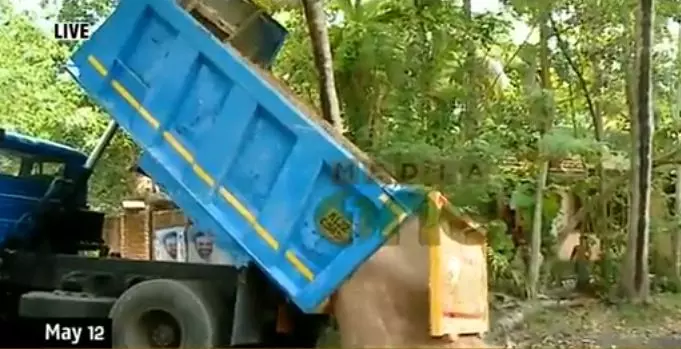 വള്ളിക്കാവില് തണ്ണീര്ത്തടം നികത്തുന്നു; അമൃതാനന്ദമയി മഠത്തിനു വേണ്ടിയെന്ന് സംശയം വള്ളിക്കാവില് തണ്ണീര്ത്തടം നികത്തുന്നു; അമൃതാനന്ദമയി മഠത്തിനു വേണ്ടിയെന്ന് സംശയം