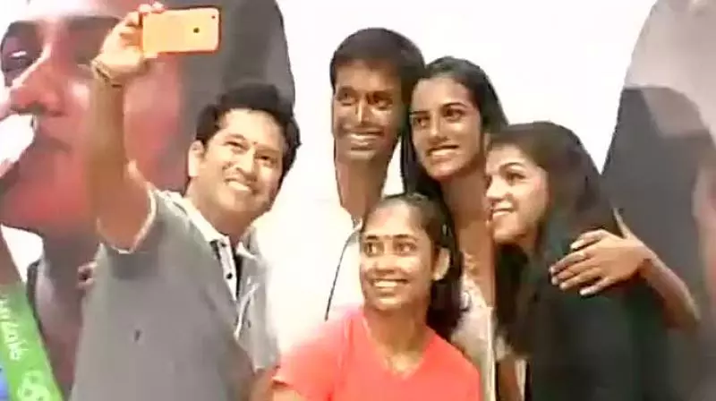 സിന്ധു,സാക്ഷി, ദിപ, ഗോപീ ചന്ദ് എന്നിവര്‍ക്ക് ബിഎംഡബ്യു സമ്മാനിച്ചു