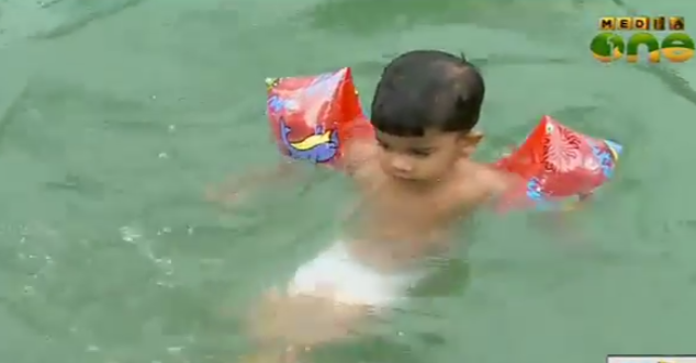 കുളത്തിലെത്തിയാല്‍ മത്സ്യമാകും ഈ രണ്ട് വയസുകാരന്‍