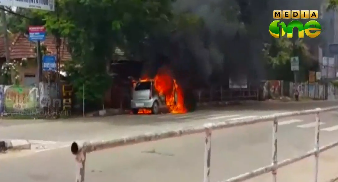 കൊല്ലത്ത് ഓടിക്കൊണ്ടിരുന്ന കാറിന് തീപിടിച്ചു