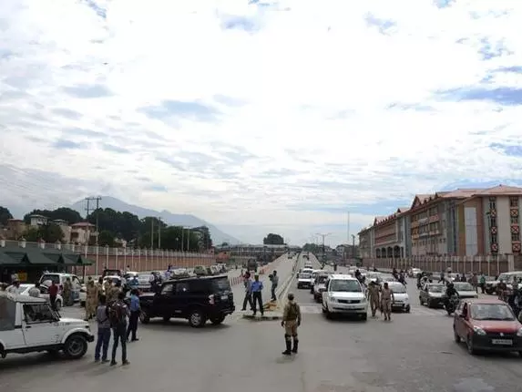 കശ്മീരില് ആറിടങ്ങളില് വീണ്ടും കര്ഫ്യൂ കശ്മീരില് ആറിടങ്ങളില് വീണ്ടും കര്ഫ്യൂ