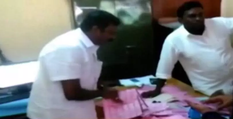 ആറന്മുളയില് പോസ്റ്റല് വോട്ടിനെ ചൊല്ലി തര്ക്കം, ഉപരോധം ആറന്മുളയില് പോസ്റ്റല് വോട്ടിനെ ചൊല്ലി തര്ക്കം, ഉപരോധം