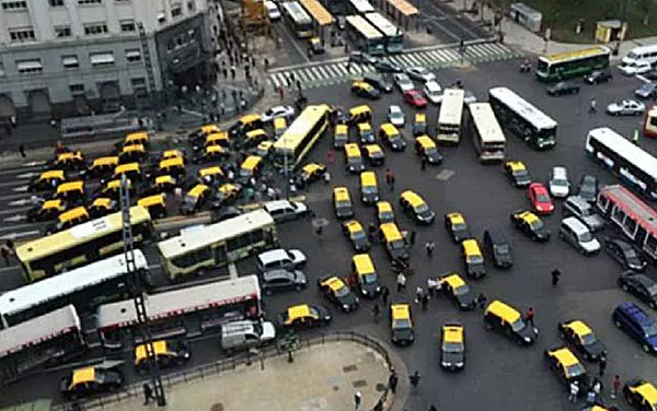 യൂബര്‍ ടാക്സിക്കെതിരെ ചിലിയില്‍ പ്രതിഷേധം