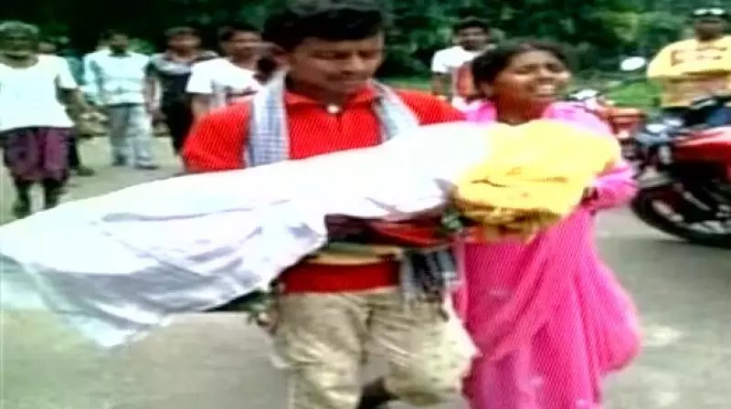 ആംബുലന്‍സില്‍ നിന്നും ഇറക്കി വിട്ടു, മകളുടെ മൃതദേഹവുമായി മാതാപിതാക്കള്‍ നടന്നത് കിലോമീറ്ററുകള്‍