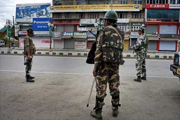 ഈദ് ദിനത്തില് കശ്മീരില് നിരോധനാജ്ഞ പ്രഖ്യാപിക്കണമെന്ന് കേന്ദ്രം ഈദ് ദിനത്തില് കശ്മീരില് നിരോധനാജ്ഞ പ്രഖ്യാപിക്കണമെന്ന് കേന്ദ്രം