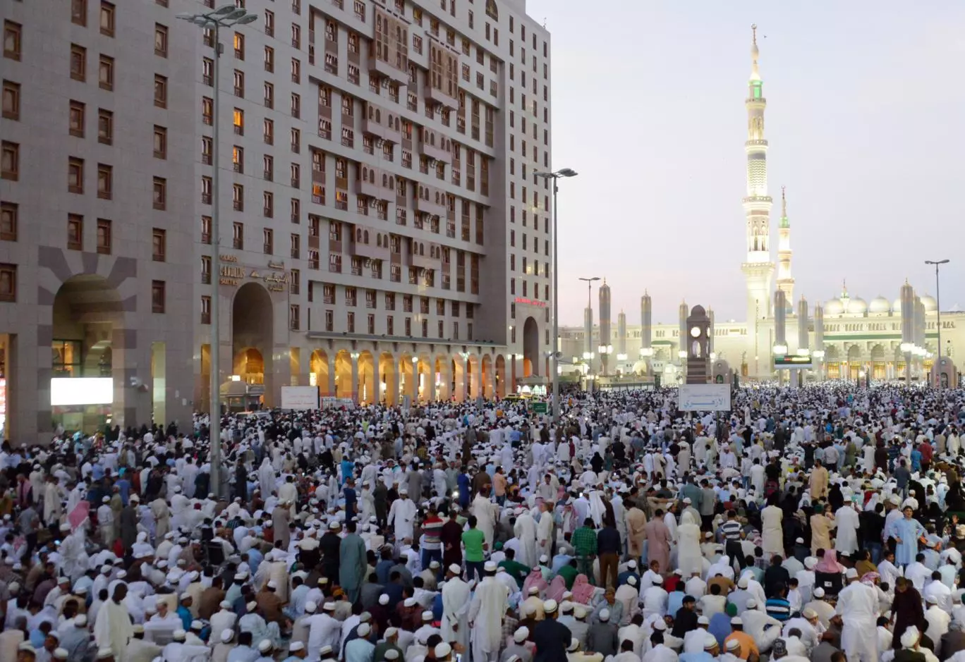 എണ്ണവിലയിടിവ് മൂലമുണ്ടായ സാമ്പത്തിക പ്രതിസന്ധി ഈദാഘോഷത്തിന്റെ നിറം കെടുത്തുന്നു എണ്ണവിലയിടിവ് മൂലമുണ്ടായ സാമ്പത്തിക പ്രതിസന്ധി ഈദാഘോഷത്തിന്റെ നിറം കെടുത്തുന്നു