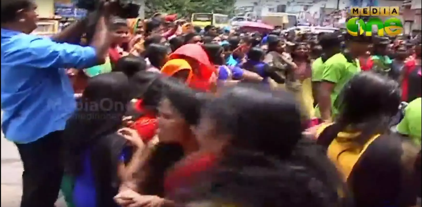 ഗതാഗതം തടഞ്ഞ് എസ്എഫ്ഐയുടെ ഓണാഘോഷം; ആയിരം വിദ്യാര്ഥികള്ക്കെതിരെ കേസ് ഗതാഗതം തടഞ്ഞ് എസ്എഫ്ഐയുടെ ഓണാഘോഷം; ആയിരം വിദ്യാര്ഥികള്ക്കെതിരെ കേസ്