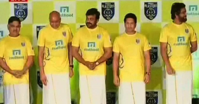 മുണ്ടുടുത്ത് നമസ്കാരം പറഞ്ഞ് സച്ചിന് ബ്ലാസ്റ്റേഴ്സ് ടീമിനെ അവതരിപ്പിച്ചു മുണ്ടുടുത്ത് നമസ്കാരം പറഞ്ഞ് സച്ചിന് ബ്ലാസ്റ്റേഴ്സ് ടീമിനെ അവതരിപ്പിച്ചു