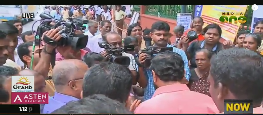 ജോലിത്തിരക്കിനിടെ ദൃശ്യമാധ്യമപ്രവര്‍ത്തകരുടെ ഓണം