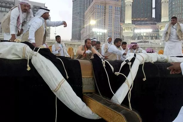 വിശുദ്ധ കഅബയെ ഇന്ന് പുതിയ കിസ്‍വ പുതപ്പിക്കും