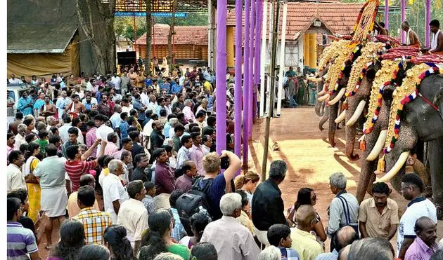 മഹാബലിയെ വരവേറ്റ് തൃക്കാക്കരയില്‍ പകല്‍പൂരം