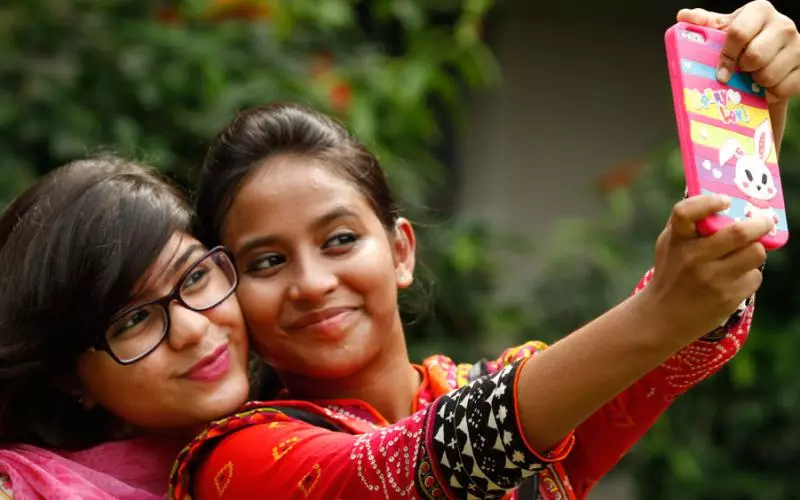 സെല്ഫികള് വ്യക്തികളെ സന്തോഷഭരിതരാക്കുന്നതായി പഠനം സെല്ഫികള് വ്യക്തികളെ സന്തോഷഭരിതരാക്കുന്നതായി പഠനം