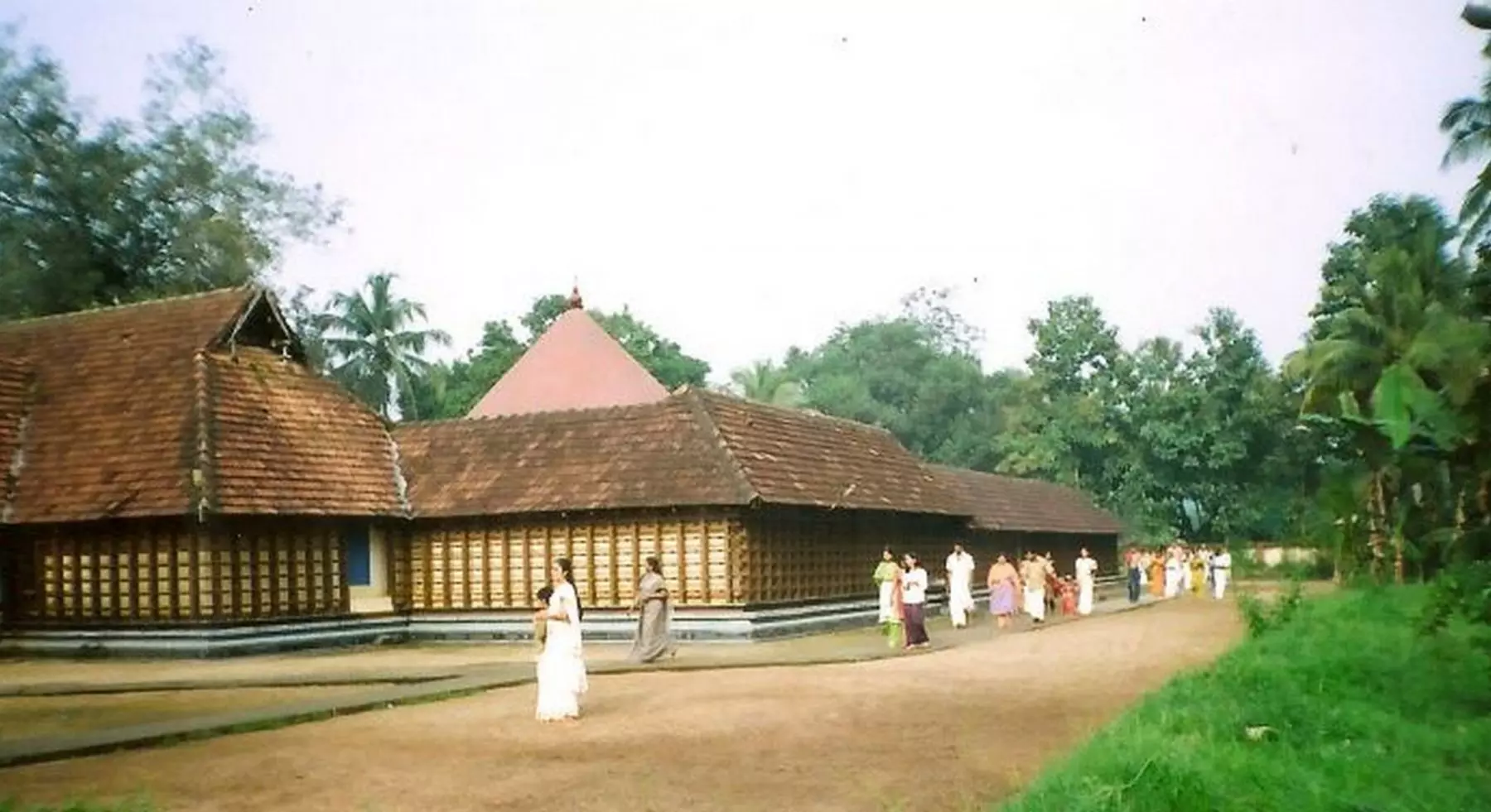 മഹാബലിയെ എതിരേല്ക്കാന് തൃക്കാക്കരയില് വന്ഭക്തജന തിരക്ക് മഹാബലിയെ എതിരേല്ക്കാന് തൃക്കാക്കരയില് വന്ഭക്തജന തിരക്ക്