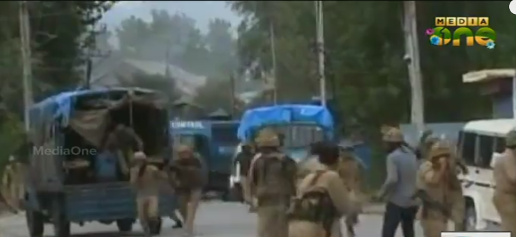 കശ്മീരില്‍ സൈന്യവും ജനക്കൂട്ടവും തമ്മിലുള്ള ഏറ്റുമുട്ടല്‍ തുടരുന്നു