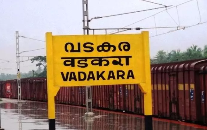 വടകരയില് റെയില് പാളത്തില് സ്കൂട്ടര് വെച്ചു, ട്രെയിന് ഇടിച്ചുതെറിപ്പിച്ചു വടകരയില് റെയില് പാളത്തില് സ്കൂട്ടര് വെച്ചു, ട്രെയിന് ഇടിച്ചുതെറിപ്പിച്ചു