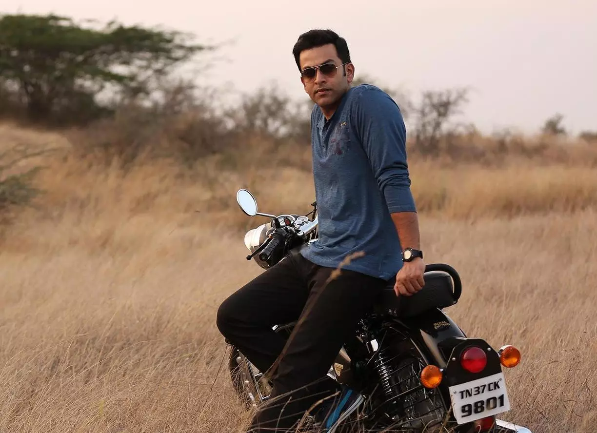 തന്നോടുള്ള സ്നേഹത്തിന്റെ പേരില് മറ്റ് നടന്മാരെ താഴ്ത്തിക്കെട്ടരുതെന്ന് പൃഥ്വി തന്നോടുള്ള സ്നേഹത്തിന്റെ പേരില് മറ്റ് നടന്മാരെ താഴ്ത്തിക്കെട്ടരുതെന്ന് പൃഥ്വി