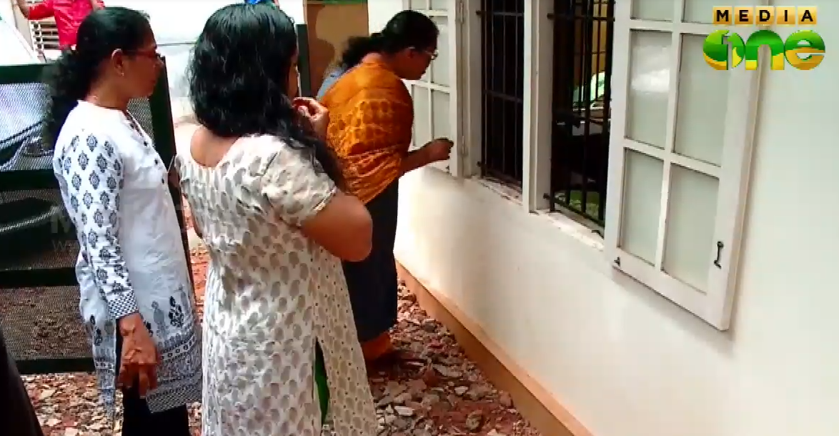 വീട്ടുകാര്‍ പുറത്തും തെരുവുനായ അകത്തും