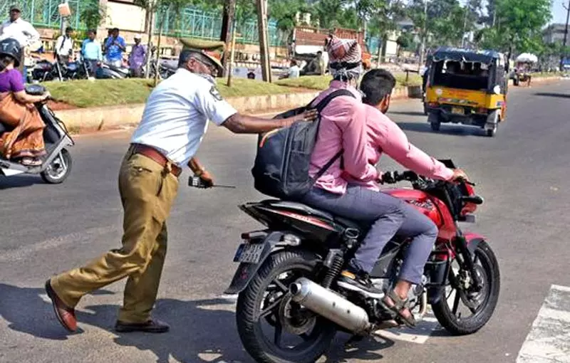 ഹെല്‍മെറ്റ് പരിശോധനയ്ക്കിടെ ബൈക്കിടിച്ച് എസ്‌.ഐക്ക് ഗുരുതരപരിക്ക്