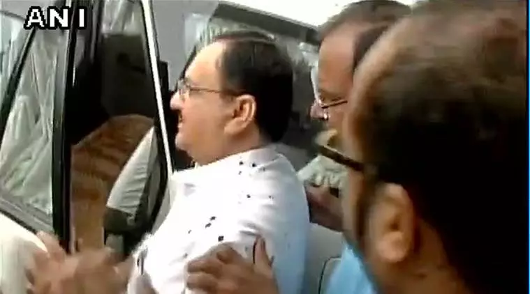 കേന്ദ്ര ആരോഗ്യമന്ത്രി ജെ.പി.നഡ്ഡക്ക് നേരെ മെഡിക്കൽ വിദ്യാർഥികളുടെ മഷിയേറ്