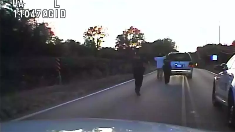 അമേരിക്കയില് കറുത്ത വര്ഗ്ഗക്കാരനെ പൊലീസ് വെടിവെച്ചു കൊന്നതിന്റെ ദൃശ്യം പുറത്ത് അമേരിക്കയില് കറുത്ത വര്ഗ്ഗക്കാരനെ പൊലീസ് വെടിവെച്ചു കൊന്നതിന്റെ ദൃശ്യം പുറത്ത്