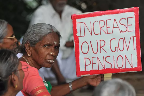 ക്ഷേമപെന്ഷന് വീട്ടിലെത്തിക്കാതെ പൊതുസ്ഥലത്ത്; വിതരണം പാളി ക്ഷേമപെന്ഷന് വീട്ടിലെത്തിക്കാതെ പൊതുസ്ഥലത്ത്; വിതരണം പാളി