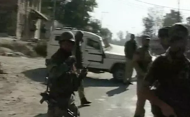 പാമ്പോറില്‍ പൊലീസ് സംഘത്തിന് നേരെ വെടിവെപ്പ്