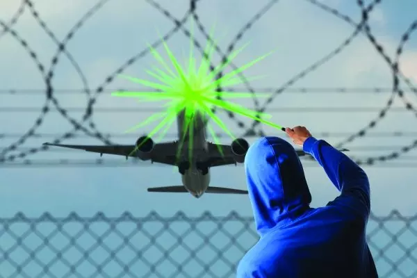 കോക്ക്പിറ്റിന് നേരെ ലേസര്‍ ടോര്‍ച്ച് അടിക്കുന്നതിനെതിരെ ഒമാന്‍ പൊലീസ്