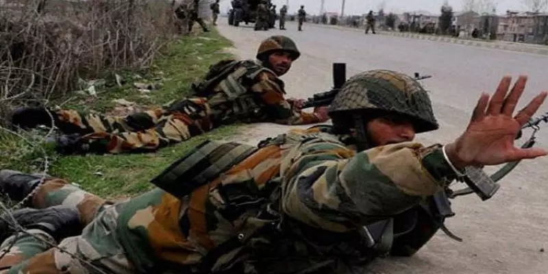 കശ്മീരില്‍ സൈനിക ക്യാമ്പിന് നേരെ വെടിവെപ്പ്