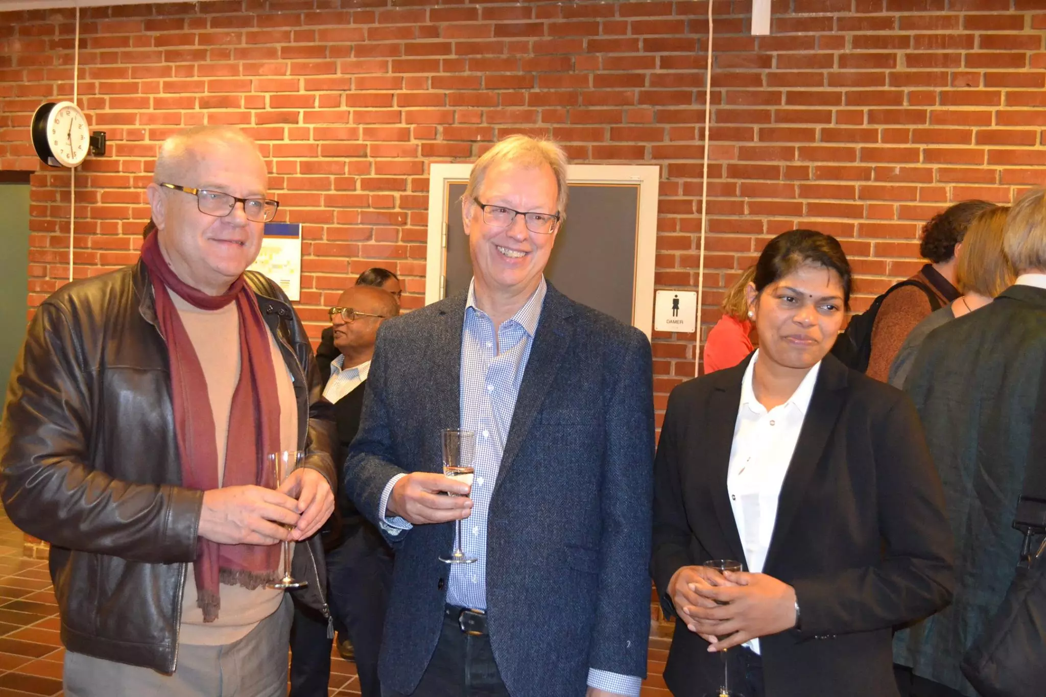 പഠിക്കാനായി ചാണകം വരെ ചുമന്നു; വിദേശ ഡോക്ടറേറ്റ് നേടിയ പെണ്‍കുട്ടിയുടെ എഫ് ബി പോസ്റ്റ് വൈറല്‍