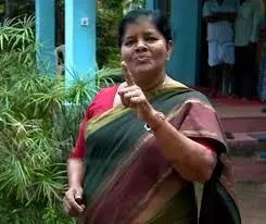 മേഴ്സിക്കുട്ടിയമ്മയ്ക്കെതിരായ നിയമന വിവാദം: ജില്ലയിലെ സിപിഎം നേതാക്കള്ക്ക് പങ്കെന്ന് ആരോപണം മേഴ്സിക്കുട്ടിയമ്മയ്ക്കെതിരായ നിയമന വിവാദം: ജില്ലയിലെ സിപിഎം നേതാക്കള്ക്ക് പങ്കെന്ന് ആരോപണം