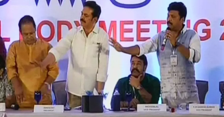 അമ്മ വെട്ടിലായി; തെറ്റ് ഏറ്റുപറയുമോ? രാഷ്ട്രീയതാരങ്ങളുടെ നിലപാട് ഇനിയെന്ത്? അമ്മ വെട്ടിലായി; തെറ്റ് ഏറ്റുപറയുമോ? രാഷ്ട്രീയതാരങ്ങളുടെ നിലപാട് ഇനിയെന്ത്?