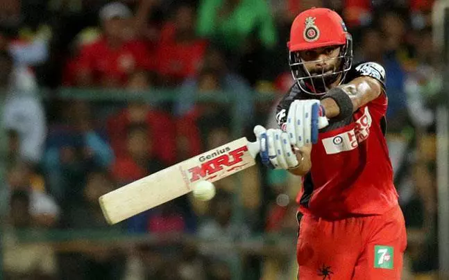 രക്തമൊഴുകുന്ന വിരല്‍ വകവെക്കാതെ കൊഹ്‍ലി കുതിച്ചു; ഗെയ്‍ലിന്റെ റെക്കോര്‍ഡ് ഇനി പഴങ്കഥ