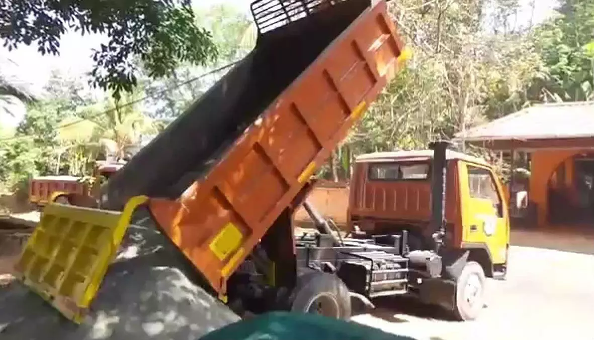 മണല്‍വാരല്‍ തടയാനെത്തിയ പൊലീസുകാര്‍ക്ക് നേരെ ടിപ്പര്‍ലോറി ഓടിച്ചുകയറ്റി