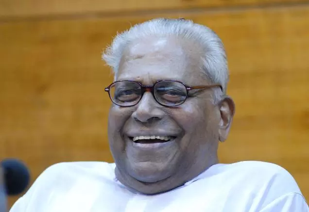 ജന്മദിനത്തിലും കര്മനിരതനായി വിഎസ് ജന്മദിനത്തിലും കര്മനിരതനായി വിഎസ്