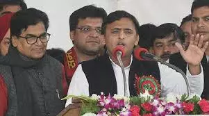 അഖിലേഷ് യാദവ് ഗവര്ണറുമായി കൂടിക്കാഴ്ച്ച നടത്തി അഖിലേഷ് യാദവ് ഗവര്ണറുമായി കൂടിക്കാഴ്ച്ച നടത്തി