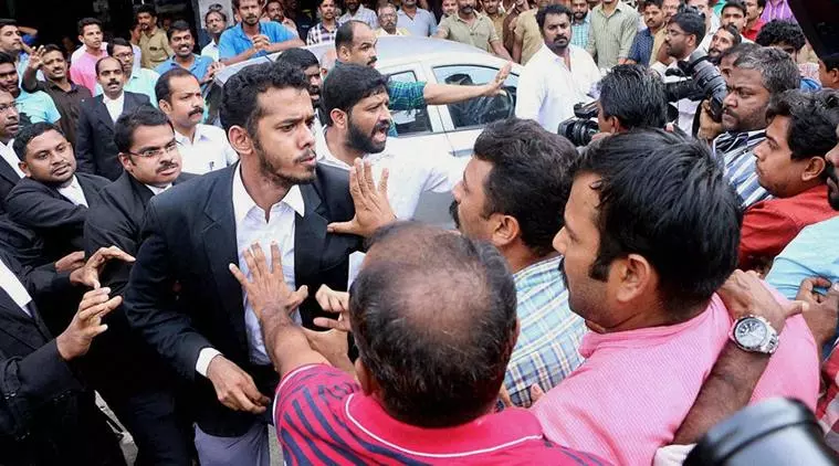 കോടതിയില്‍ നിന്നും വീണ്ടും മാധ്യമപ്രവര്‍ത്തകരെ ഇറക്കി വിട്ടു