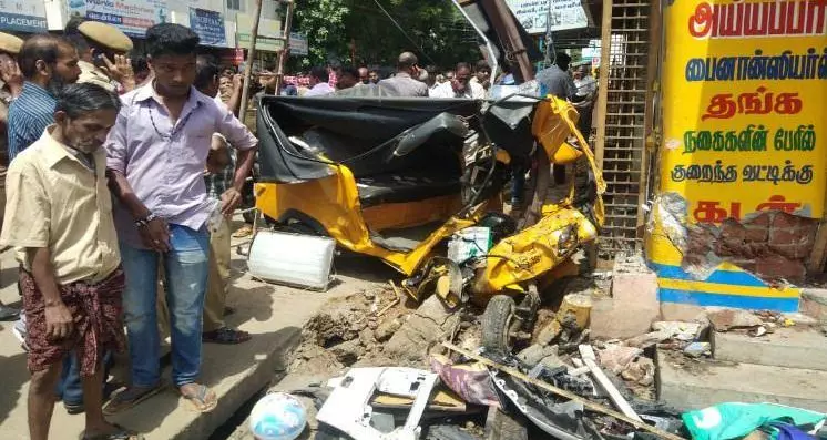 കോയമ്പത്തൂരില് നിയന്ത്രണം വിട്ട കാറിടിച്ച് ആറ് പേര് മരിച്ചു കോയമ്പത്തൂരില് നിയന്ത്രണം വിട്ട കാറിടിച്ച് ആറ് പേര് മരിച്ചു