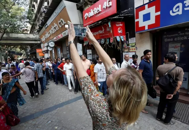 നോട്ട് ക്ഷാമം: നട്ടംതിരിഞ്ഞ് വിദേശ വിനോദസഞ്ചാരികള് നോട്ട് ക്ഷാമം: നട്ടംതിരിഞ്ഞ് വിദേശ വിനോദസഞ്ചാരികള്