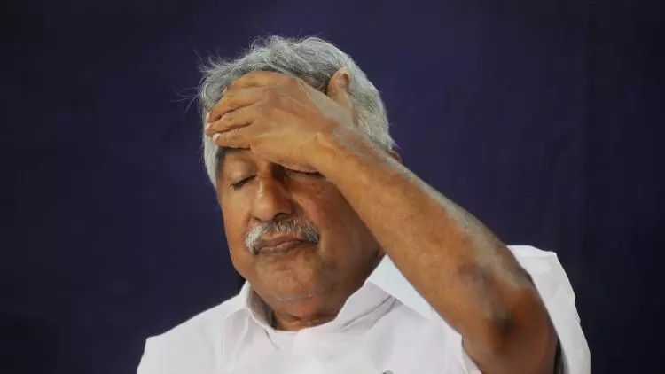 സോളാര് കേസില് ഉമ്മന്ചാണ്ടി നേരിട്ട് ഹാജരാകണമെന്ന് ബംഗളൂരു കോടതി സോളാര് കേസില് ഉമ്മന്ചാണ്ടി നേരിട്ട് ഹാജരാകണമെന്ന് ബംഗളൂരു കോടതി