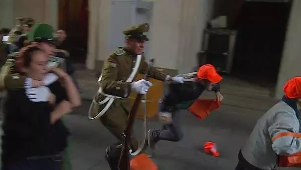 ചിലി പ്രസിഡന്റിന്റെ കൊട്ടാരത്തിലേക്ക് വിദ്യാര്ഥികള് ഇരച്ചുകയറി ചിലി പ്രസിഡന്റിന്റെ കൊട്ടാരത്തിലേക്ക് വിദ്യാര്ഥികള് ഇരച്ചുകയറി