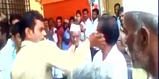 ബാങ്കിനു മുന്നില് ക്യൂ നിന്ന വിമുക്ത ഭടന് പൊലീസുകാരന്റെ വക ക്രൂരമര്ദനം ബാങ്കിനു മുന്നില് ക്യൂ നിന്ന വിമുക്ത ഭടന് പൊലീസുകാരന്റെ വക ക്രൂരമര്ദനം