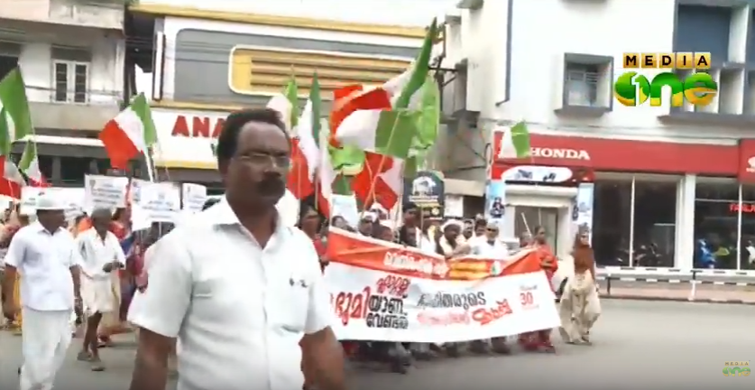 ഫ്ലാറ്റല്ല ഭൂമിയാണ് വേണ്ടത്: വെല്‍ഫെയര്‍ പാര്‍ട്ടിയുടെ നേതൃത്വത്തില്‍ പ്രതിഷേധം