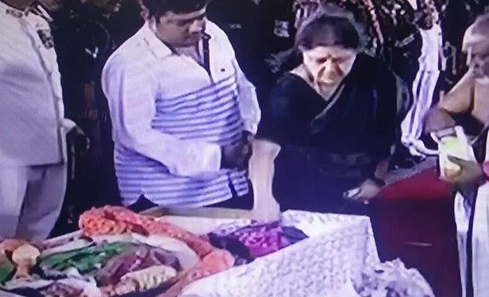 ജയലളിതയുടെ അന്ത്യകര്മങ്ങള്ക്കിടെ ശശികലക്കൊപ്പമുണ്ടായിരുന്നത് ആര് ? ജയലളിതയുടെ അന്ത്യകര്മങ്ങള്ക്കിടെ ശശികലക്കൊപ്പമുണ്ടായിരുന്നത് ആര് ?